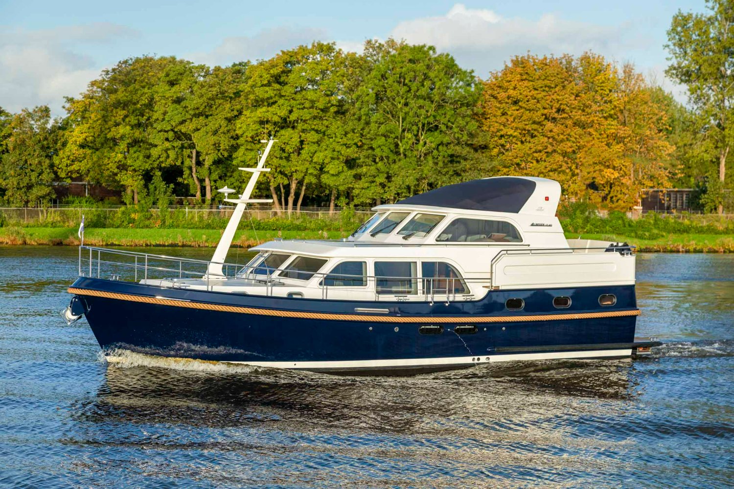 Linssen Grand Sturdy 450 AC Variotop, blauwe motorboot vaart op water