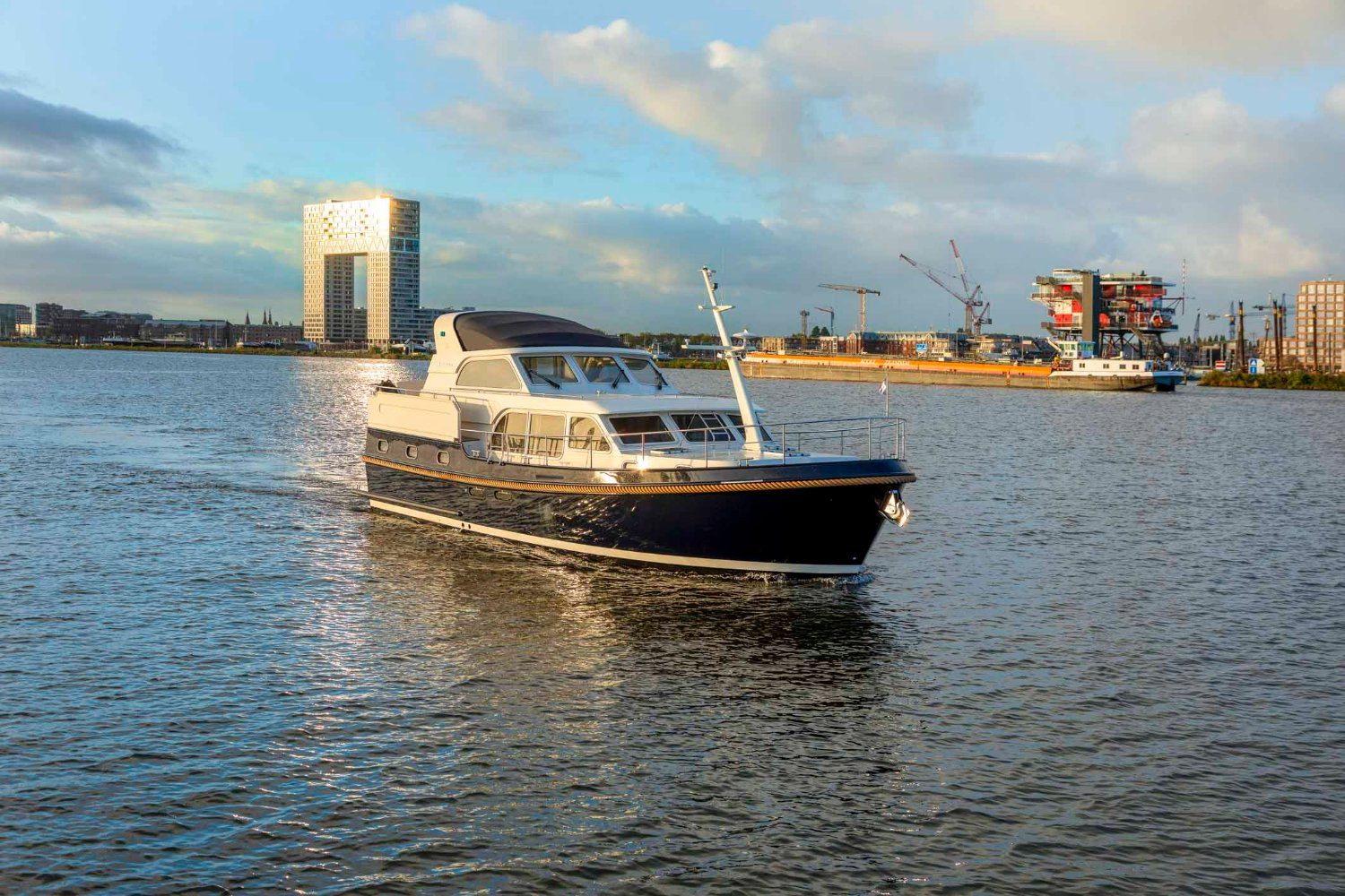 Linssen Grand Sturdy 450 AC Variotop, boot varend op water bij stad