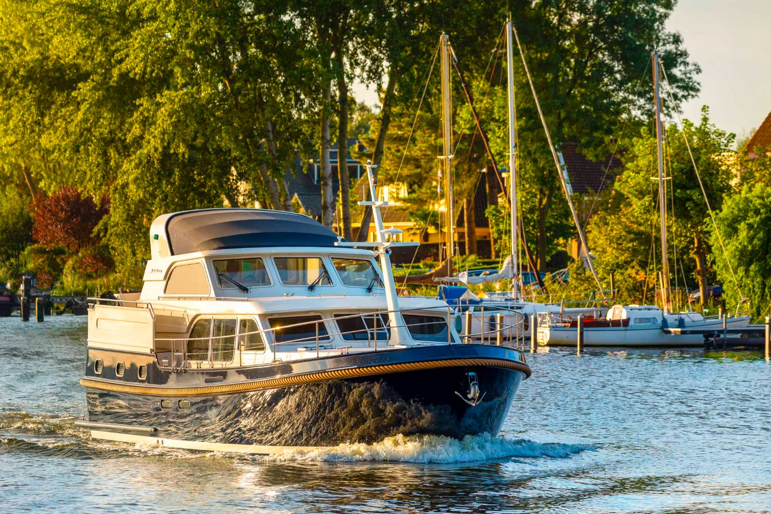 Linssen Grand Sturdy 450 AC Variotop, motorboot varend op rivier