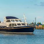 Linssen Grand Sturdy 450 AC Variotop, motorjacht vaart in haven