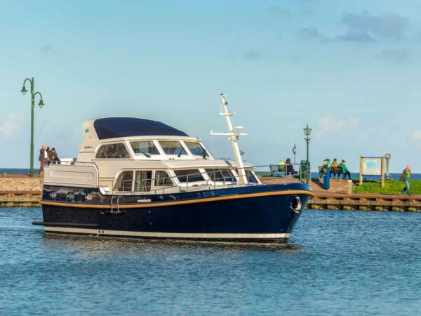 Linssen Grand Sturdy 450 AC Variotop, motorjacht vaart in haven