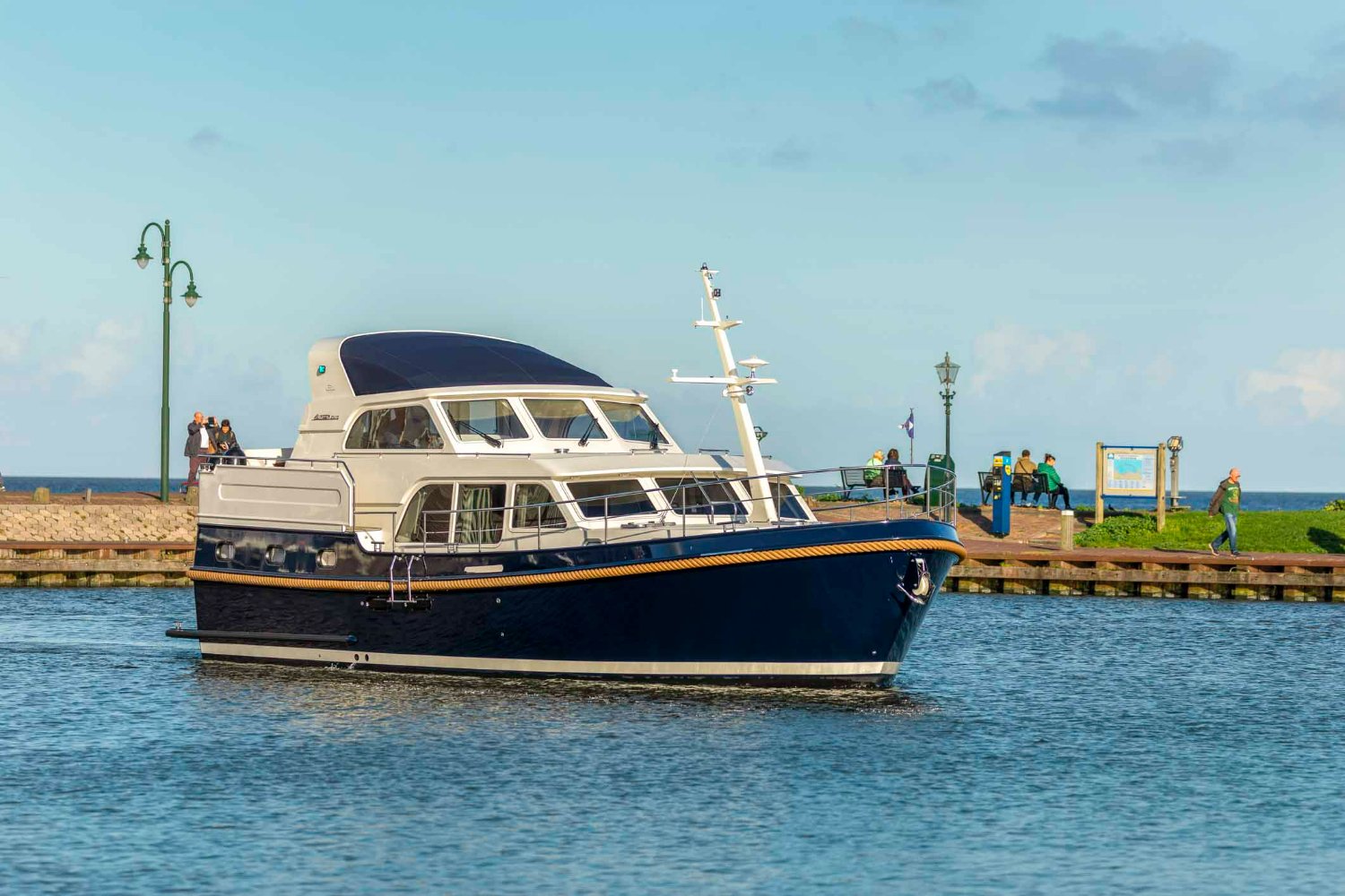 Linssen Grand Sturdy 450 AC Variotop, motorjacht vaart in haven