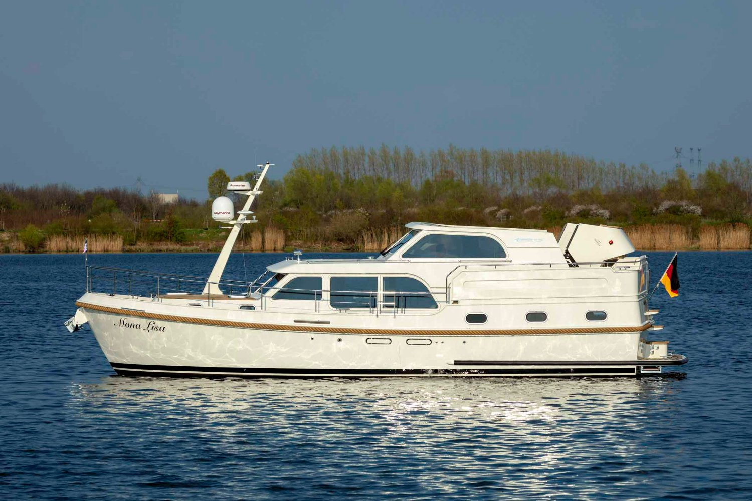 Linssen Grand Sturdy 450 AC Variotop, witte motorboot op water