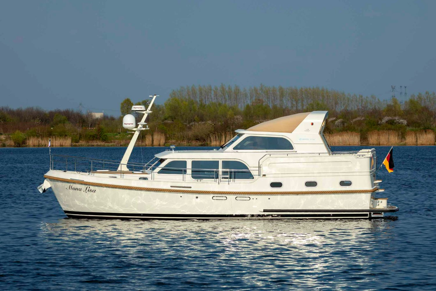 Linssen Grand Sturdy 450 AC Variotop, witte motorboot op water