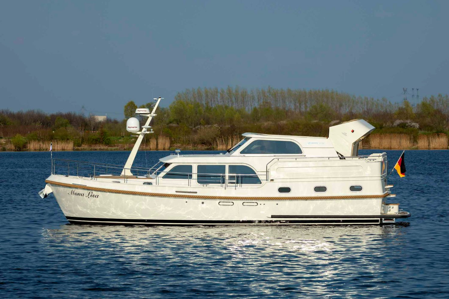 Linssen Grand Sturdy 450 AC Variotop, witte motorboot vaart op water