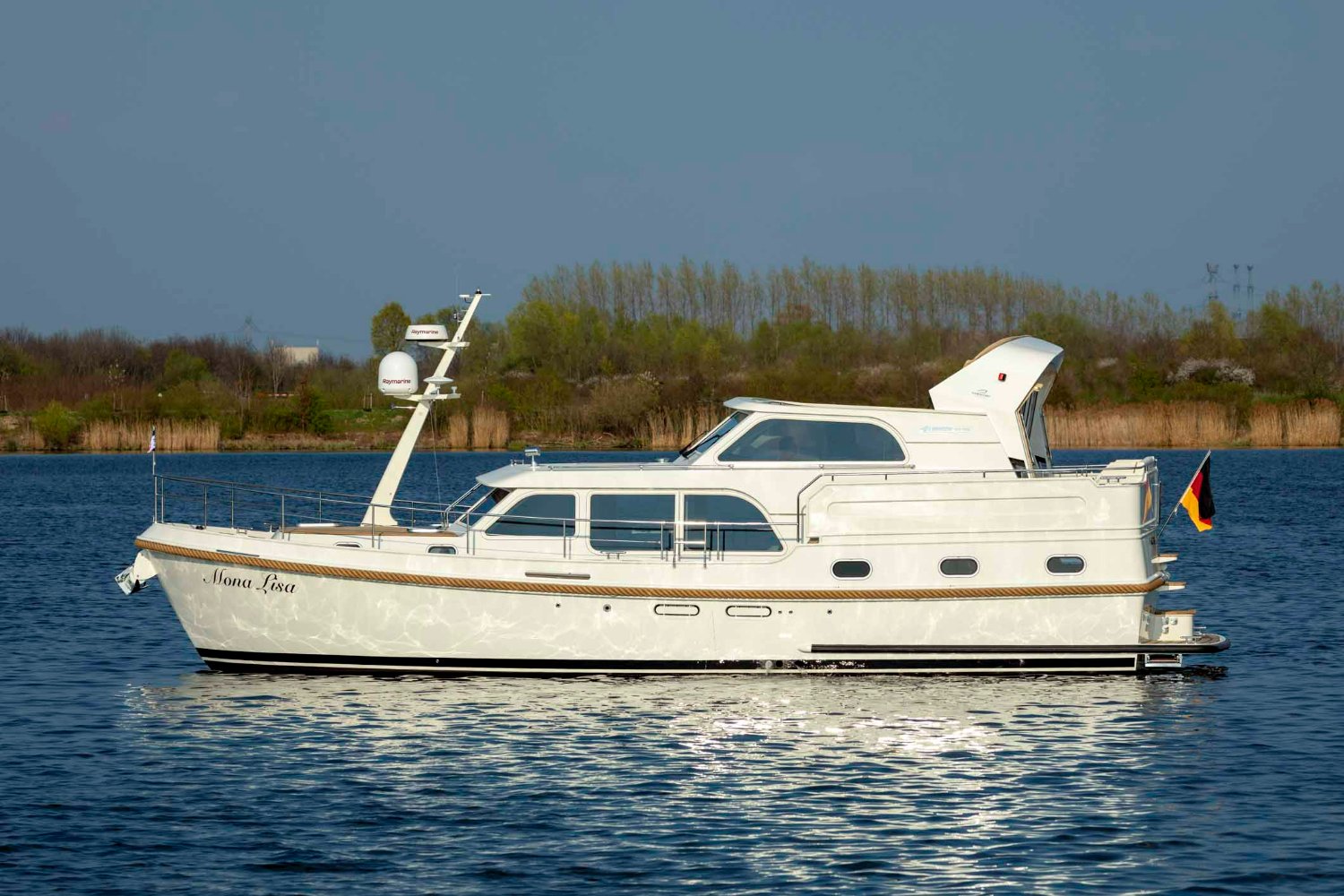 Linssen Grand Sturdy 450 AC Variotop, witte motorboot vaart op water
