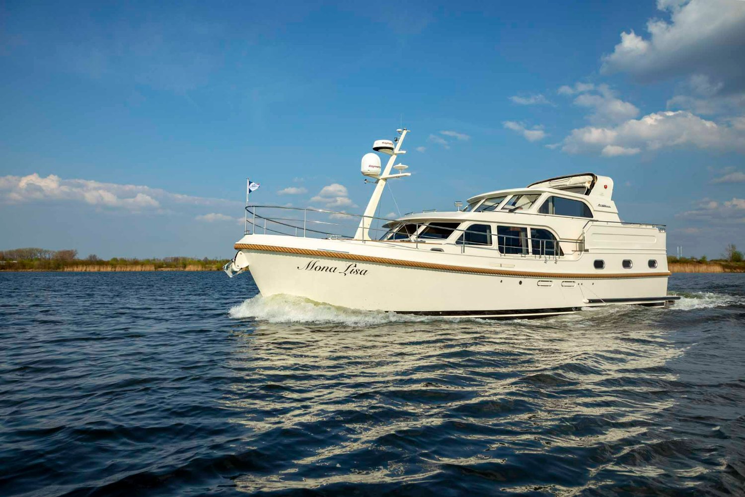 Linssen Grand Sturdy 450 AC Variotop, witte motorboot vaart op water
