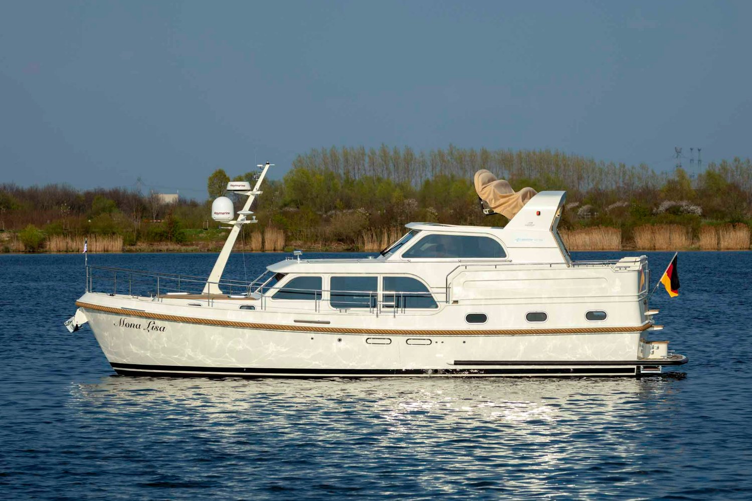 Linssen Grand Sturdy 450 AC Variotop, witte motorboot varend op water