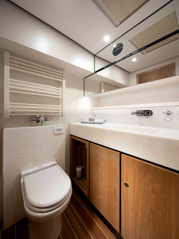 Linssen Grand Sturdy 450 AC Variotop, badkamer met toilet en wastafel