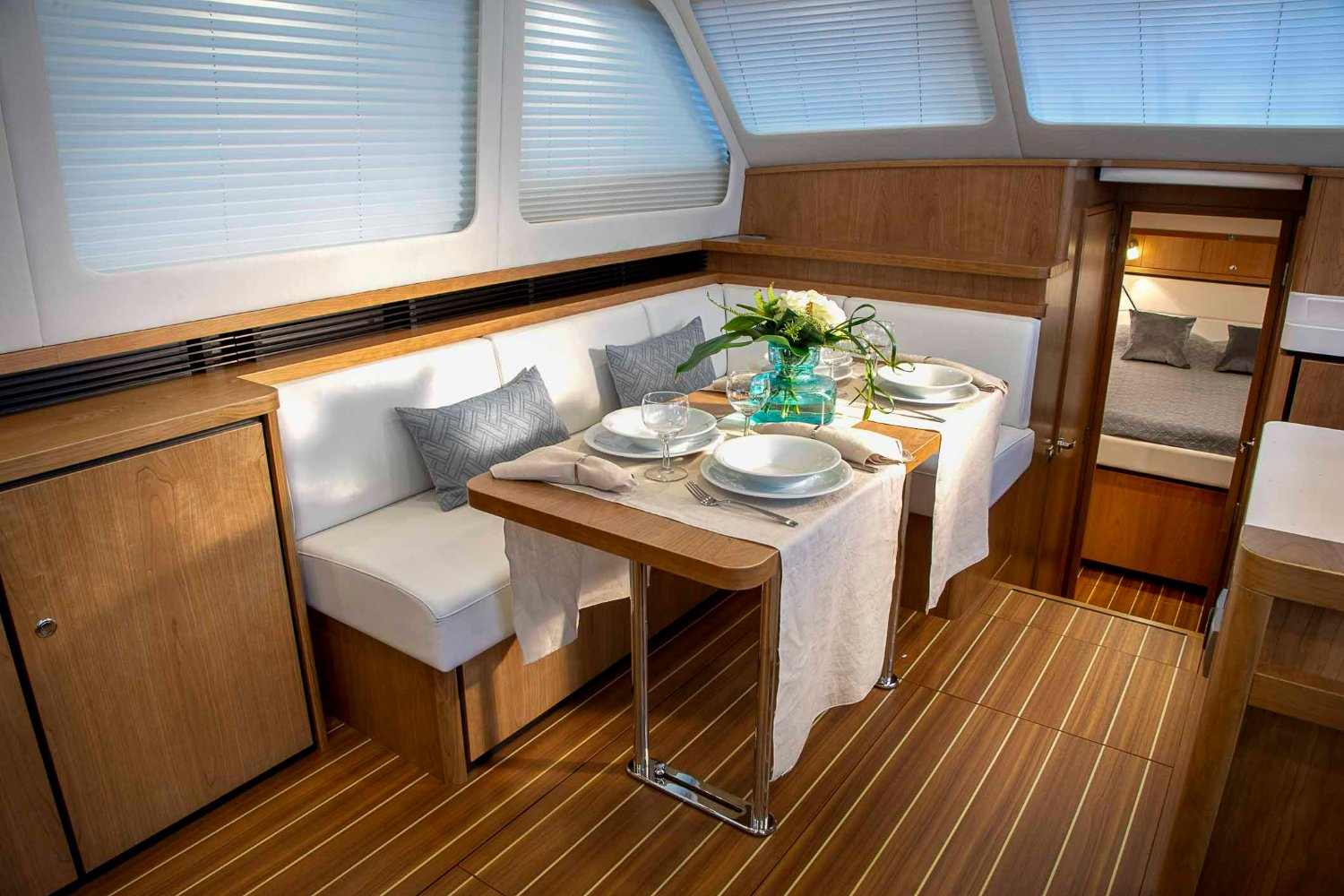 Linssen Grand Sturdy 450 AC Variotop, eettafel met zitbank kajuit