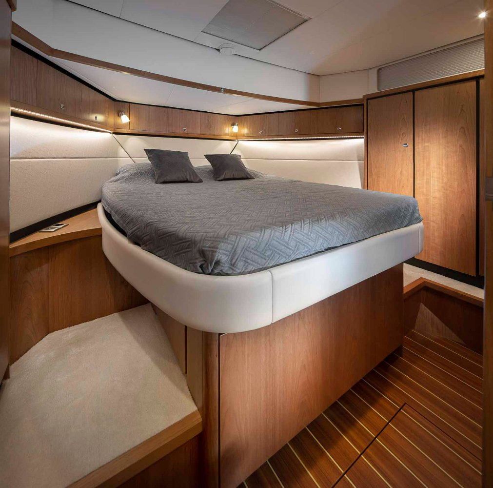 Linssen Grand Sturdy 450 AC Variotop, kajuit met tweepersoonsbed