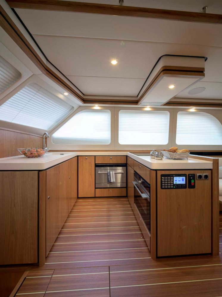 Linssen Grand Sturdy 450 AC Variotop, keuken met houten kastjes