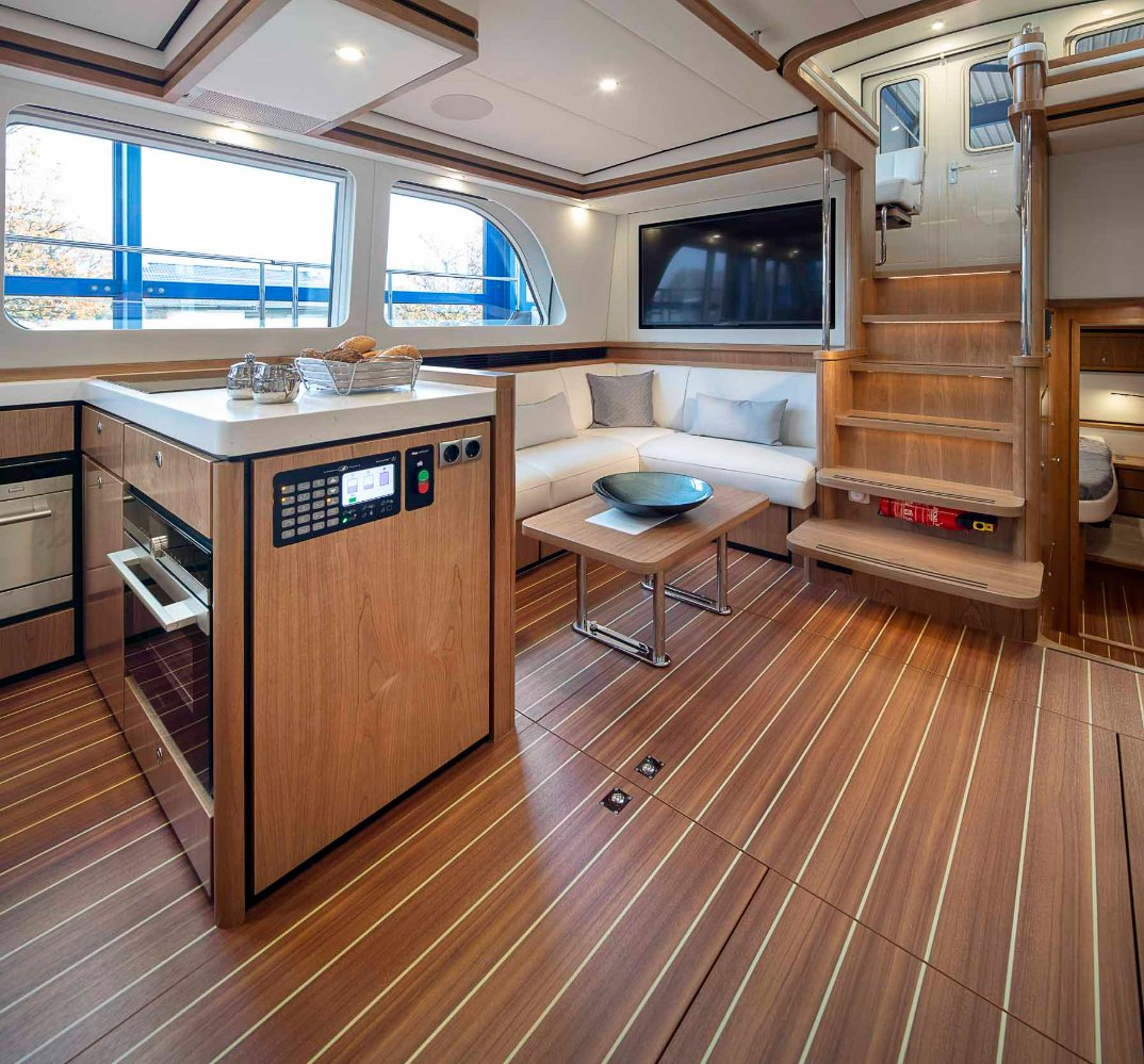 Linssen Grand Sturdy 450 AC Variotop, kombuis met trap en zithoek