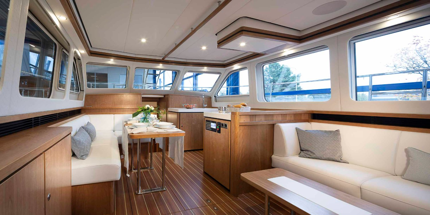 Linssen Grand Sturdy 450 AC Variotop, salon met eettafel en bank
