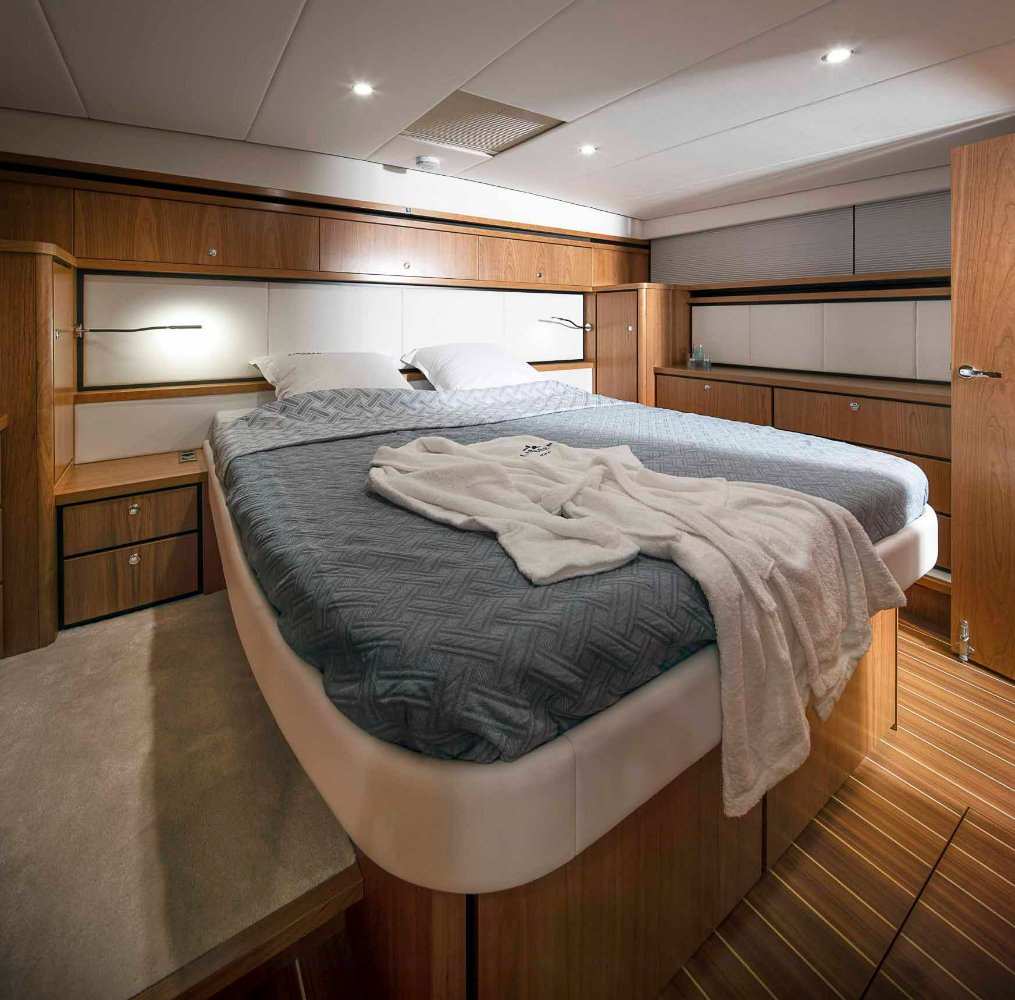 Linssen Grand Sturdy 450 AC Variotop, slaapkamer met bed en handdoeken
