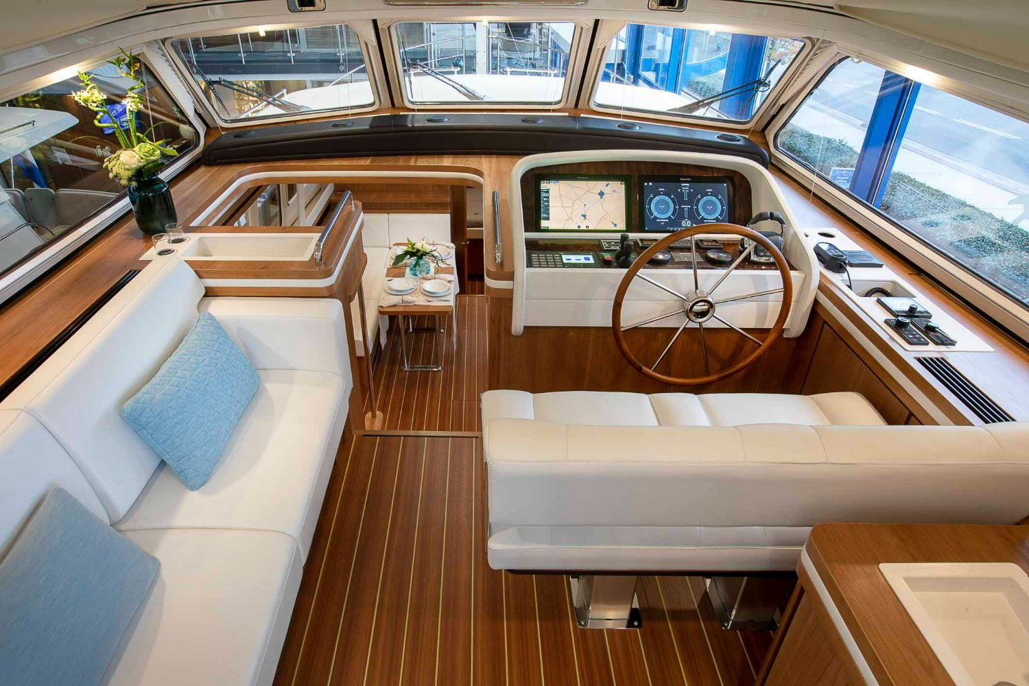 Linssen Grand Sturdy 450 AC Variotop, stuurstand met zitbanken en tafel