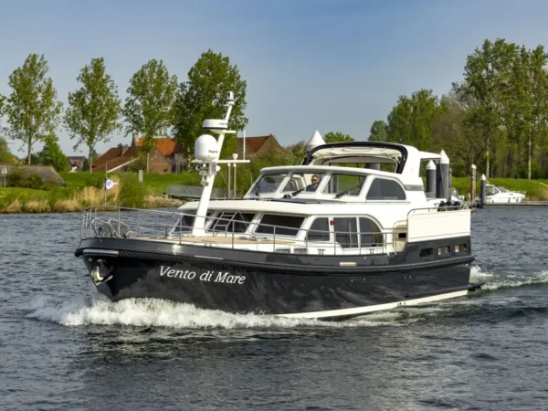 Linssen Grand Sturdy 500 AC Variotop, motorboot varend op water