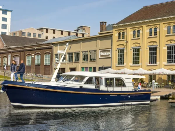 Linssen Grand Sturdy 500 Sedan Variodeck, boot afgemeerd bij kade