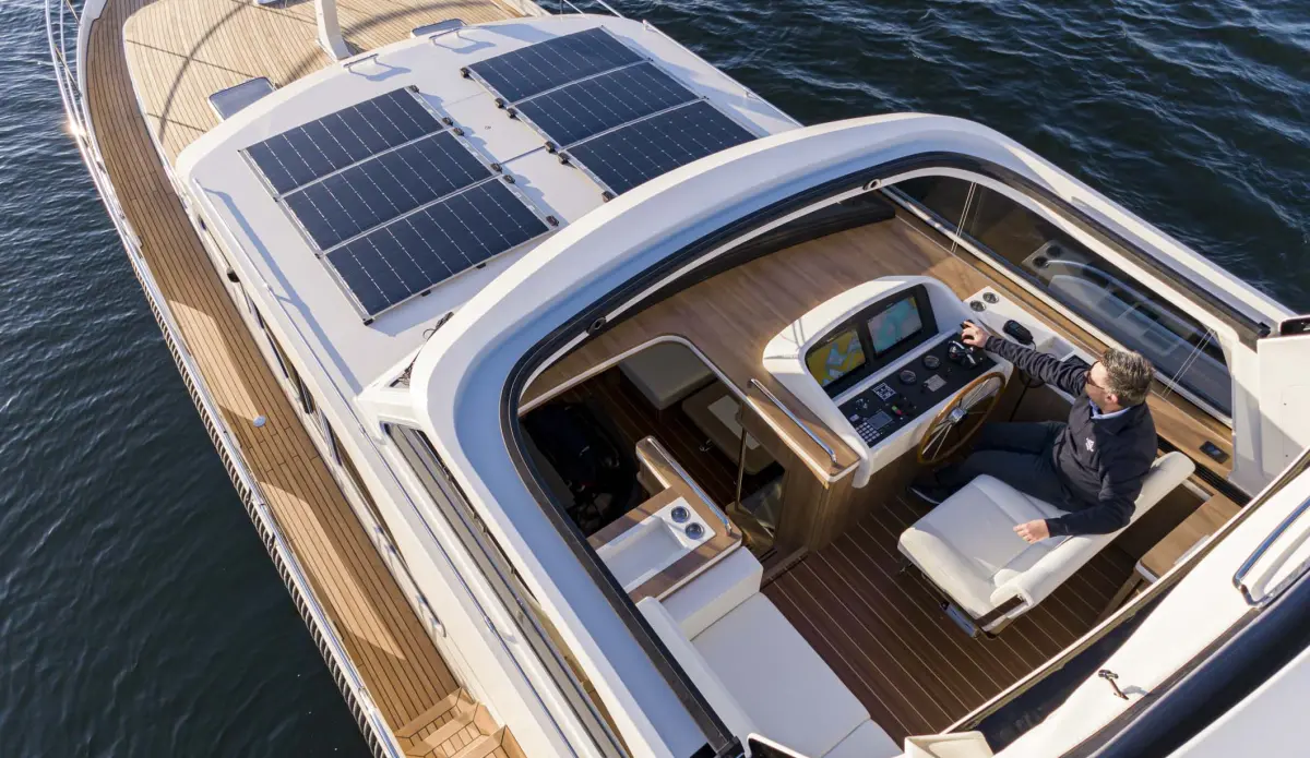 Linssen Grand Sturdy 550 AC Variotop, boot met zonnepanelen en stuurstand