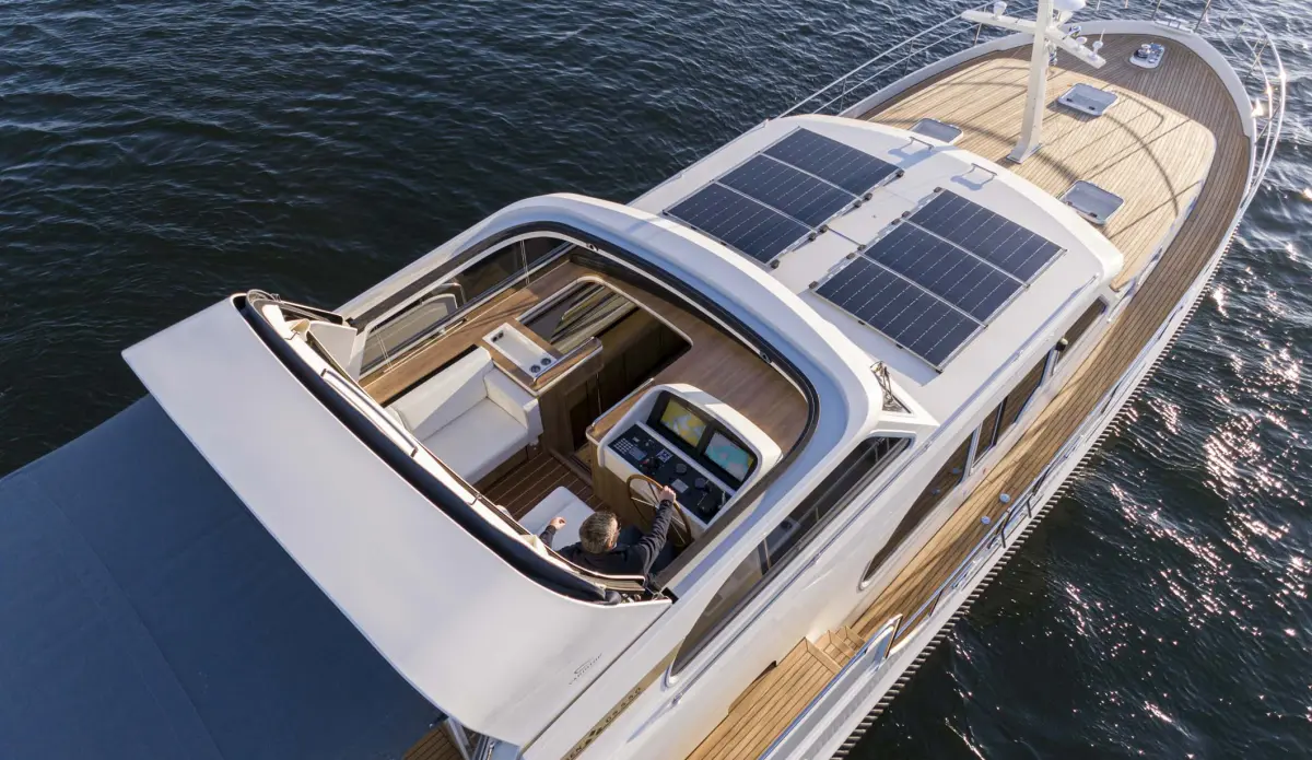 Linssen Grand Sturdy 550 AC Variotop, boot vanaf boven met zonnepanelen
