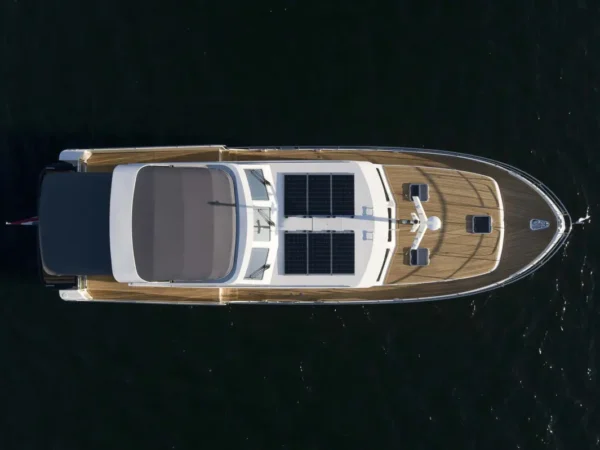 Linssen Grand Sturdy 550 AC Variotop, luchtfoto boot met zonnepanelen