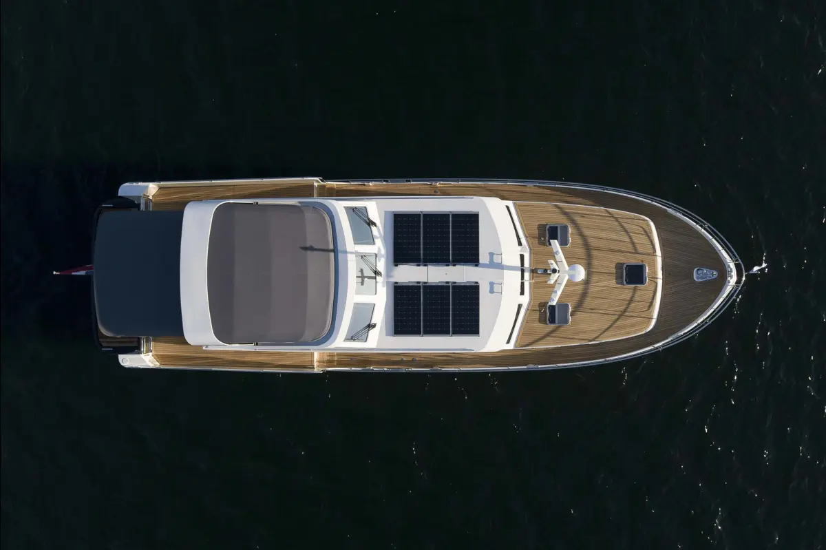 Linssen Grand Sturdy 550 AC Variotop, luchtfoto boot met zonnepanelen