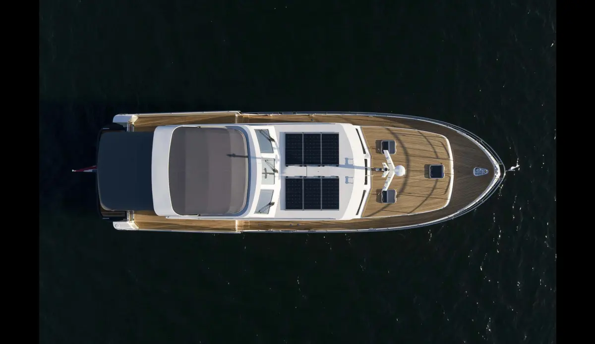 Linssen Grand Sturdy 550 AC Variotop, luchtfoto boot met zonnepanelen
