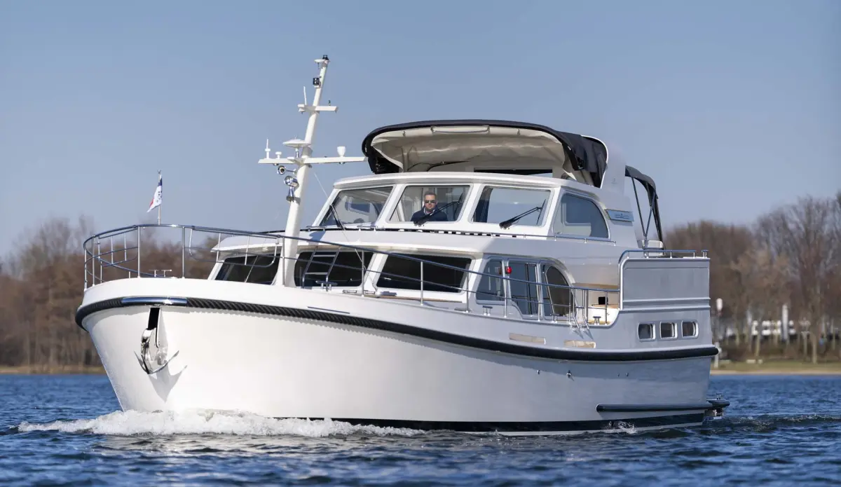 Linssen Grand Sturdy 550 AC Variotop, motorboot varend op water