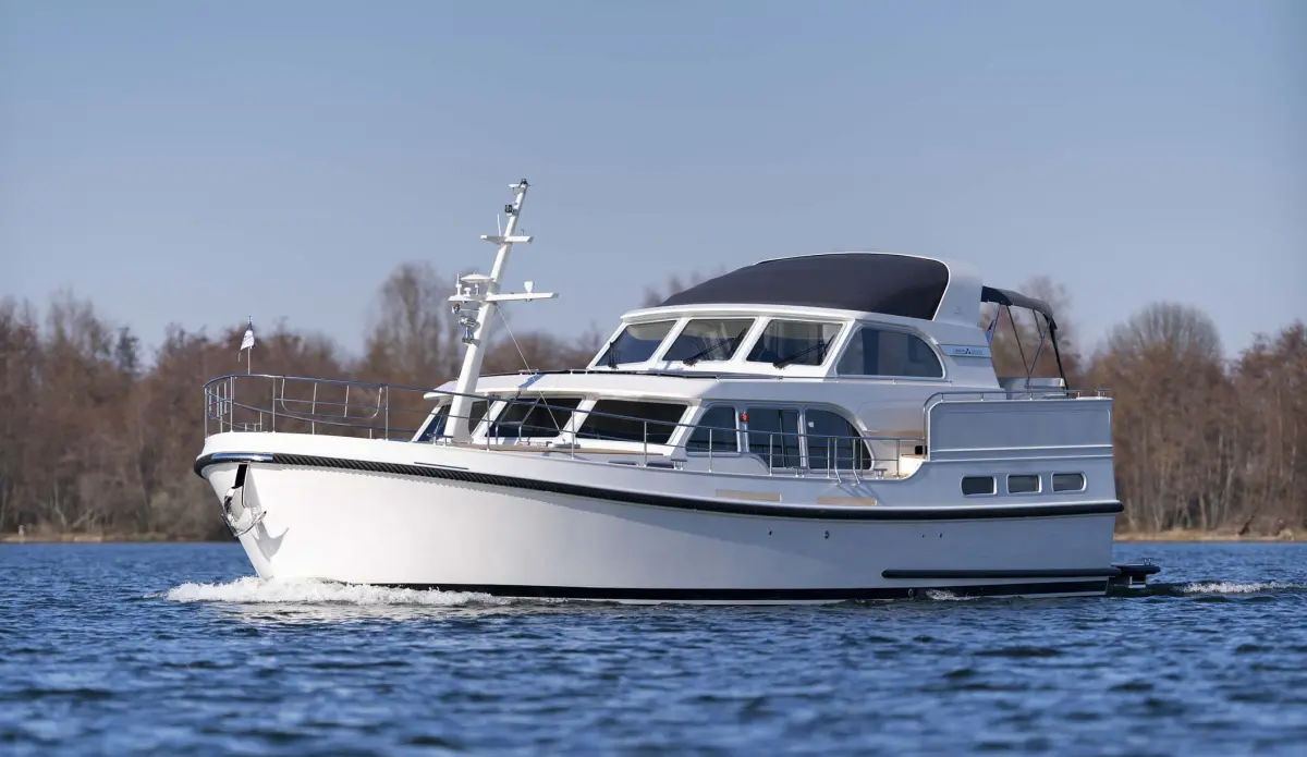 Linssen Grand Sturdy 550 AC Variotop, motorboot varend op water