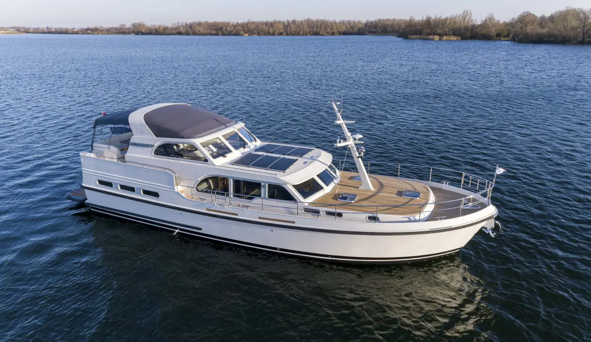 Linssen Grand Sturdy 550 AC Variotop, motorjacht drijvend op meer
