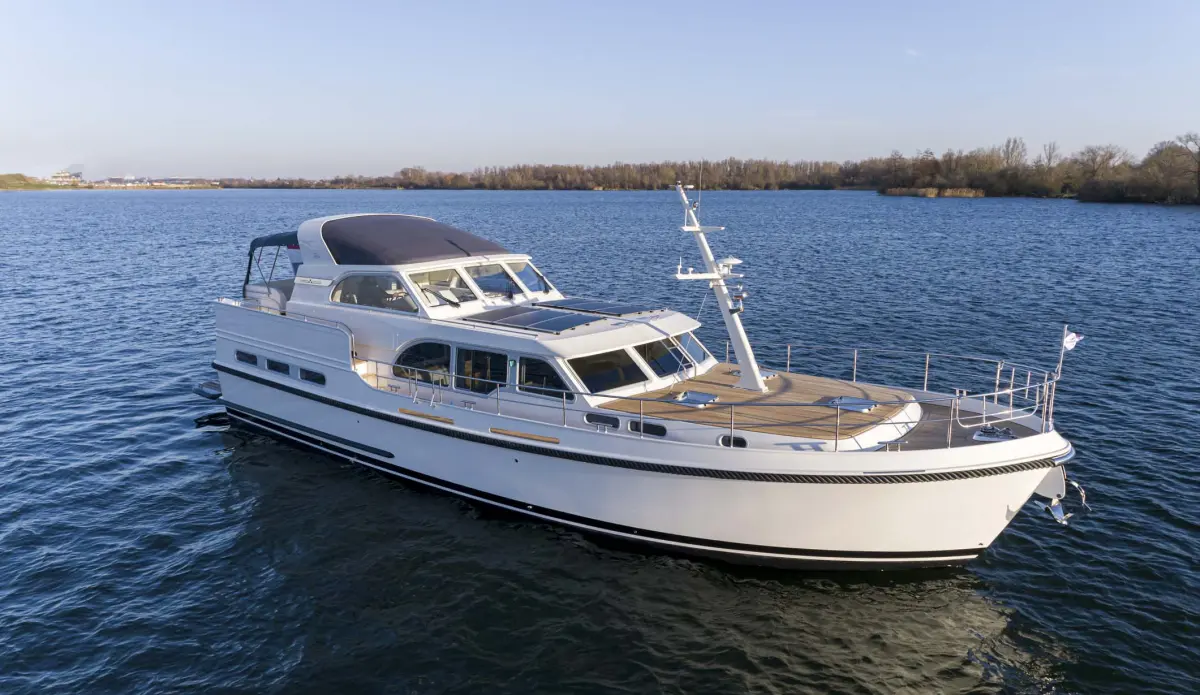 Linssen Grand Sturdy 550 AC Variotop, motorjacht op het water