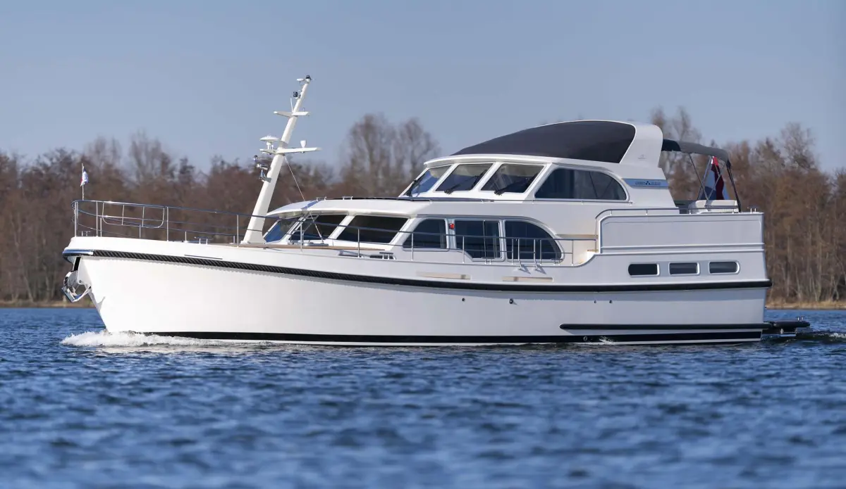 Linssen Grand Sturdy 550 AC Variotop, motorjacht varend op water
