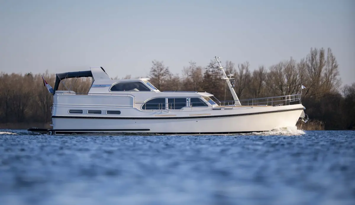 Linssen Grand Sturdy 550 AC Variotop, witte boot vaart op water