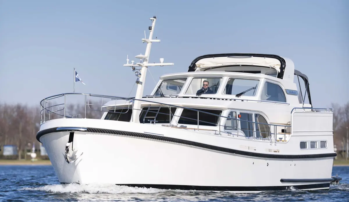 Linssen Grand Sturdy 550 AC Variotop, witte motorboot varend op water