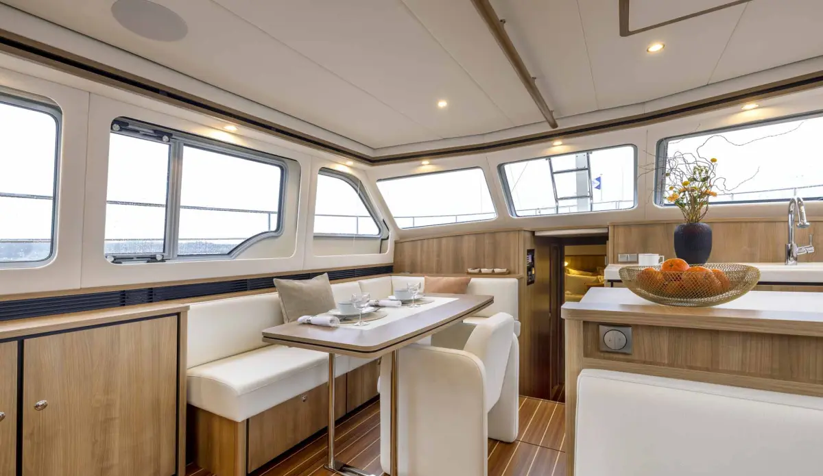 Linssen Grand Sturdy 550 AC Variotop, eetruimte met keuken aan boord