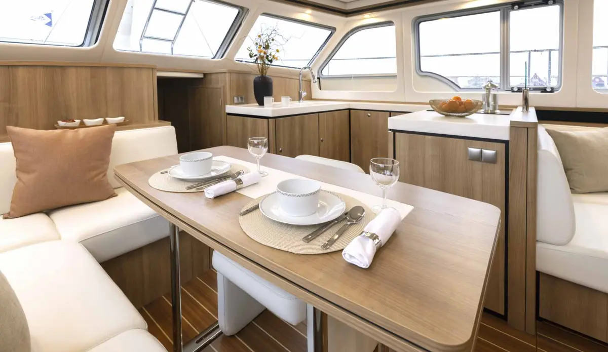 Linssen Grand Sturdy 550 AC Variotop, eettafel gedekt in kajuit