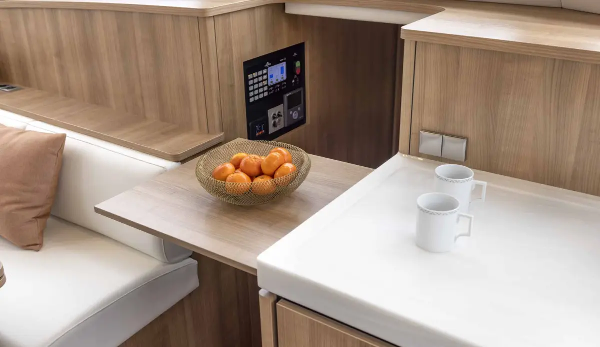 Linssen Grand Sturdy 550 AC Variotop, kajuit met fruitmand en mokken