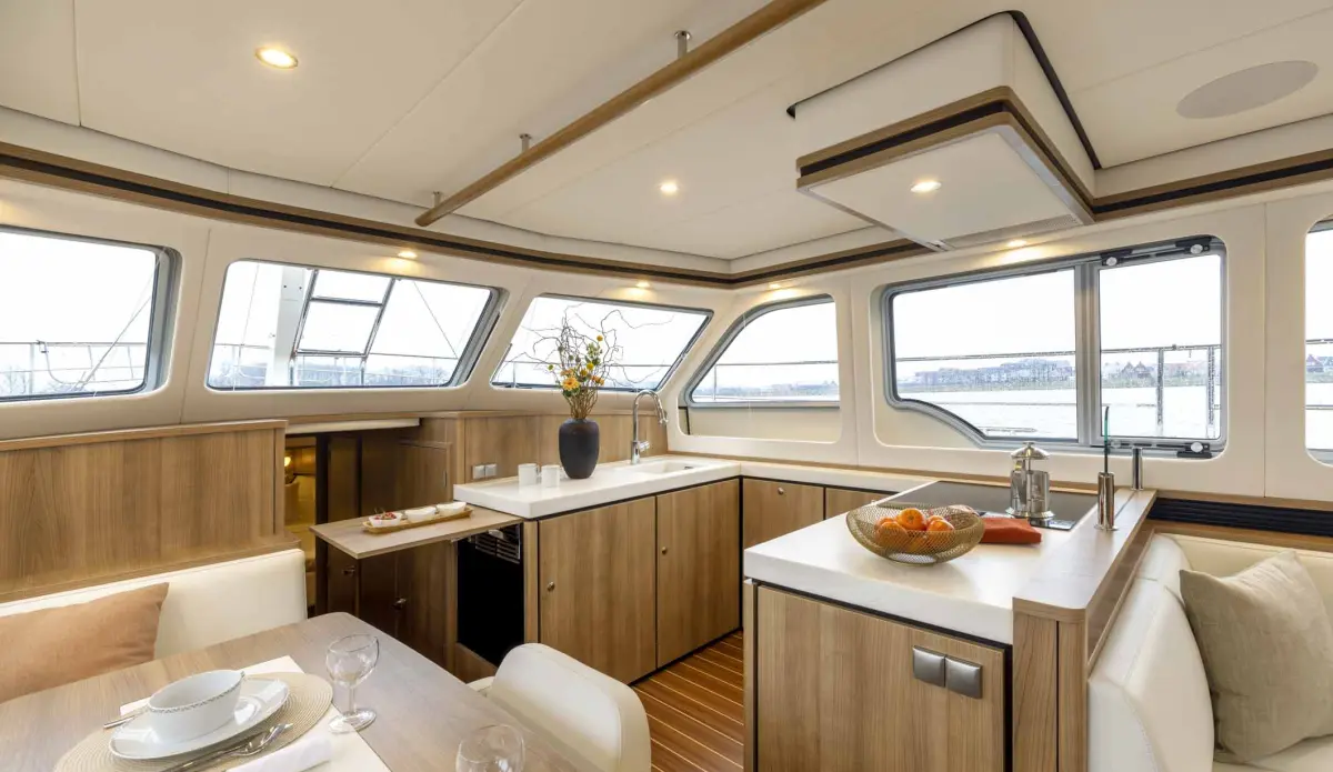 Linssen Grand Sturdy 550 AC Variotop, keuken en zithoek boot
