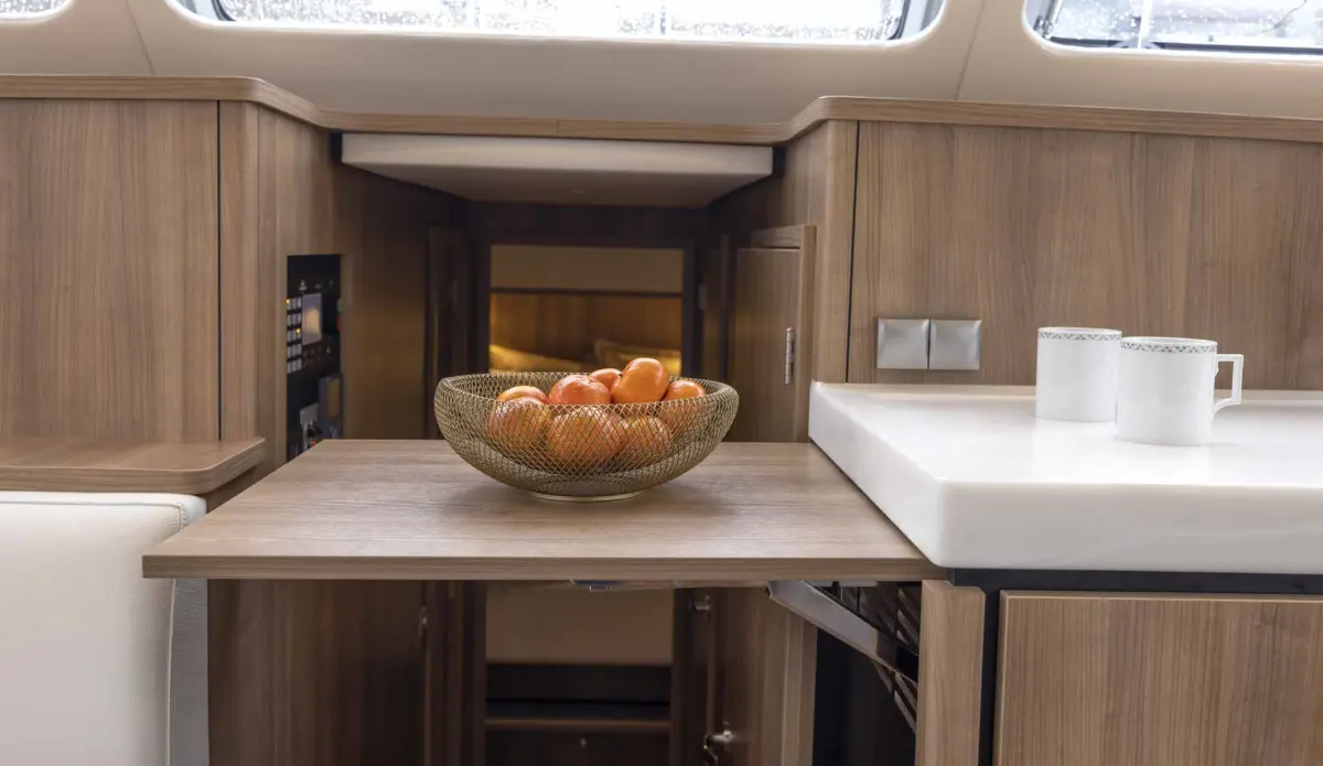 Linssen Grand Sturdy 550 AC Variotop, keuken met fruitschaal en mokken