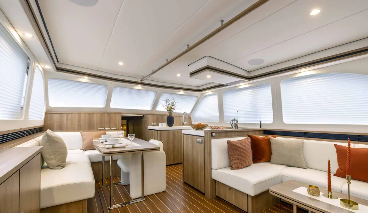 Linssen Grand Sturdy 550 AC Variotop, salon met bank en tafel