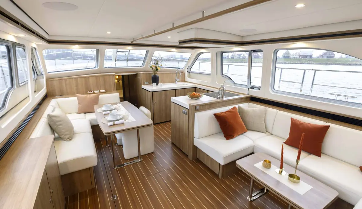 Linssen Grand Sturdy 550 AC Variotop, salon met zithoek en keuken