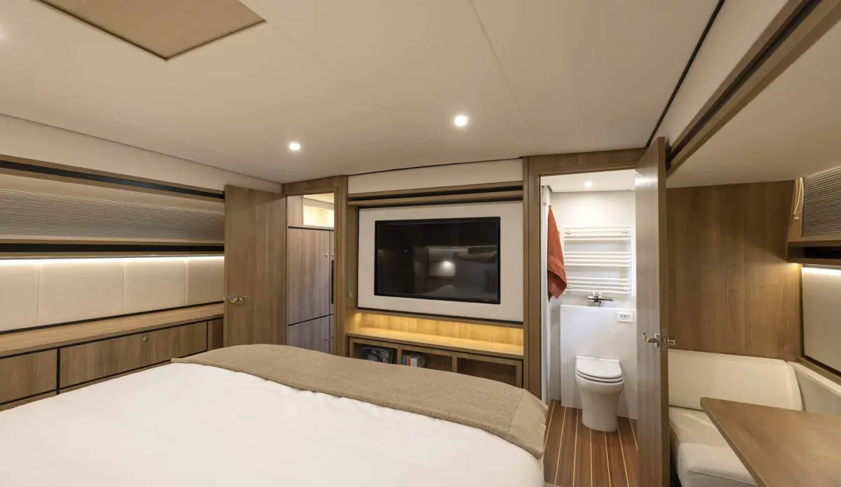 Linssen Grand Sturdy 550 AC Variotop, slaapkamer met bed en badkamer