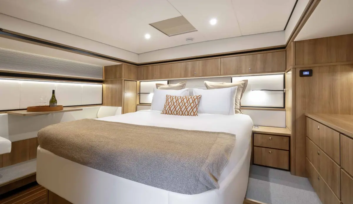 Linssen Grand Sturdy 550 AC Variotop, slaapkamer met bed en kussens
