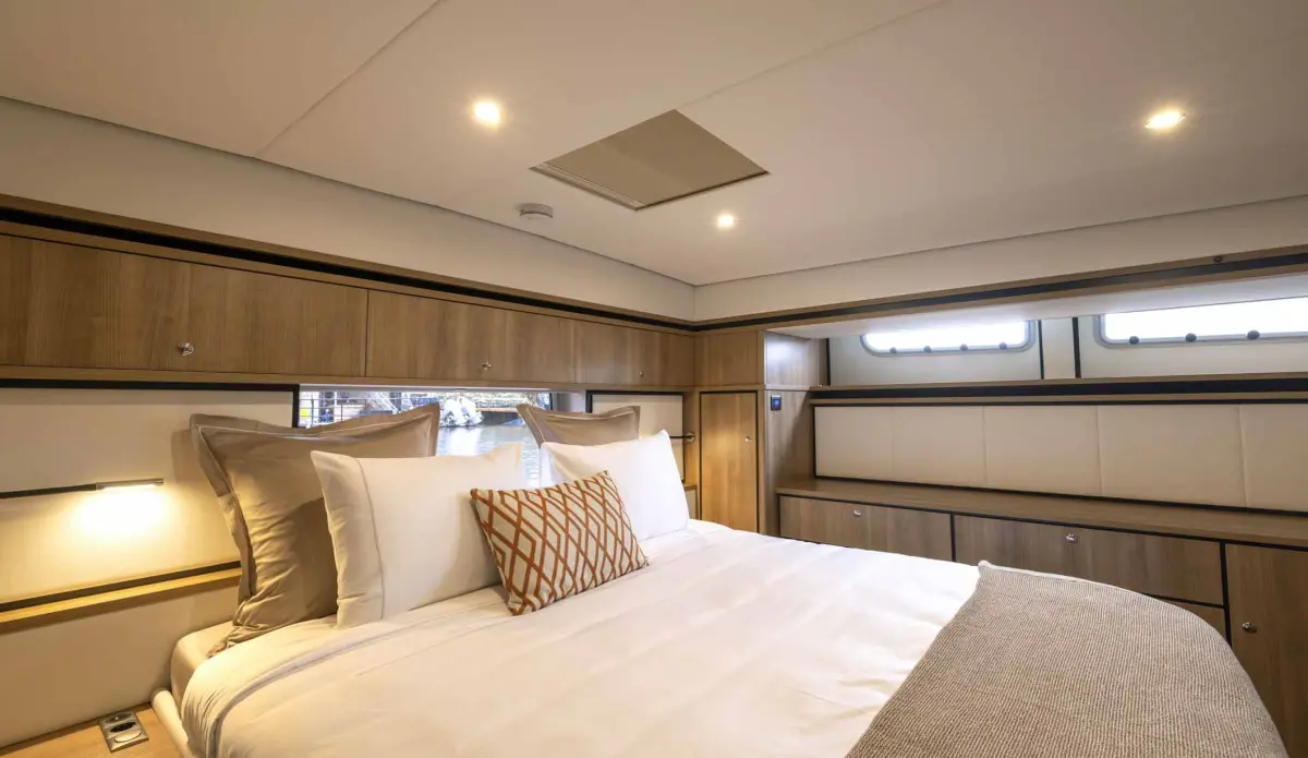 Linssen Grand Sturdy 550 AC Variotop, slaapkamer met bed en ramen