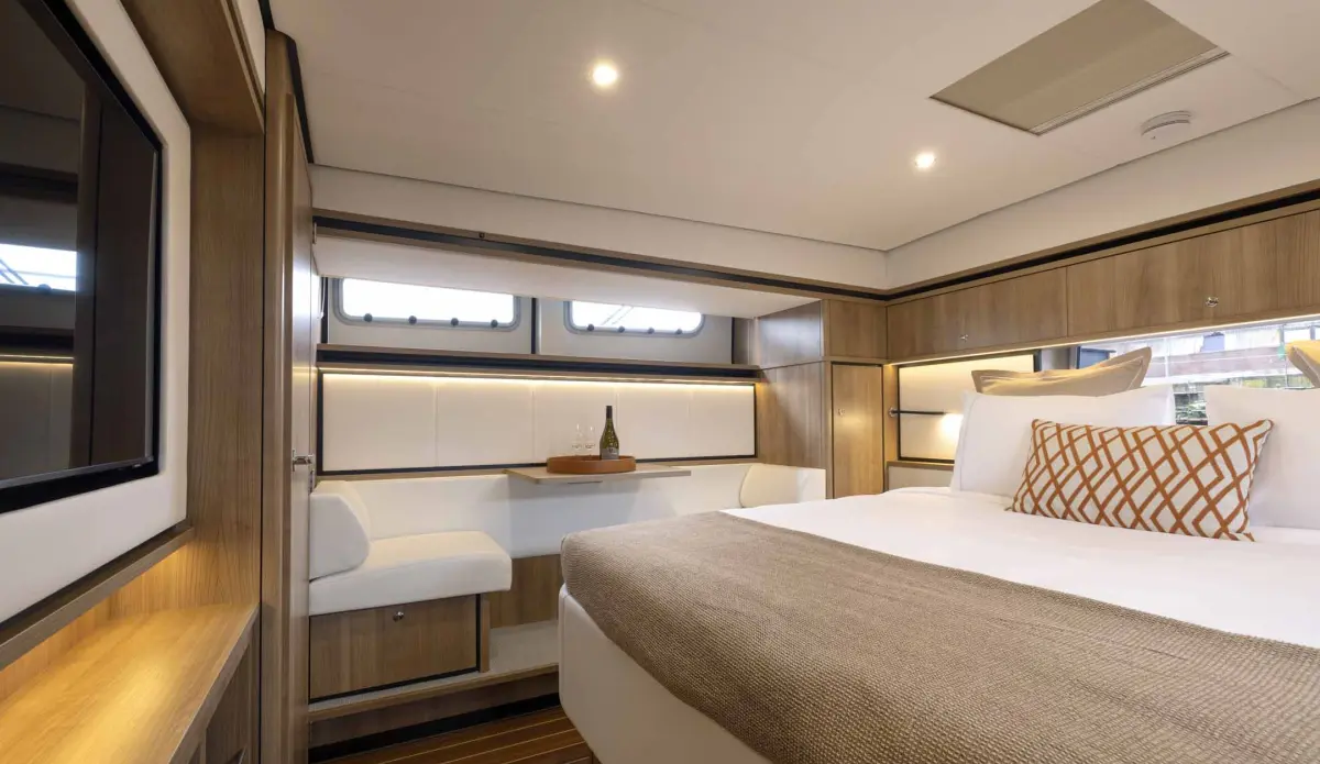 Linssen Grand Sturdy 550 AC Variotop, slaapkamer met bed en zitbank