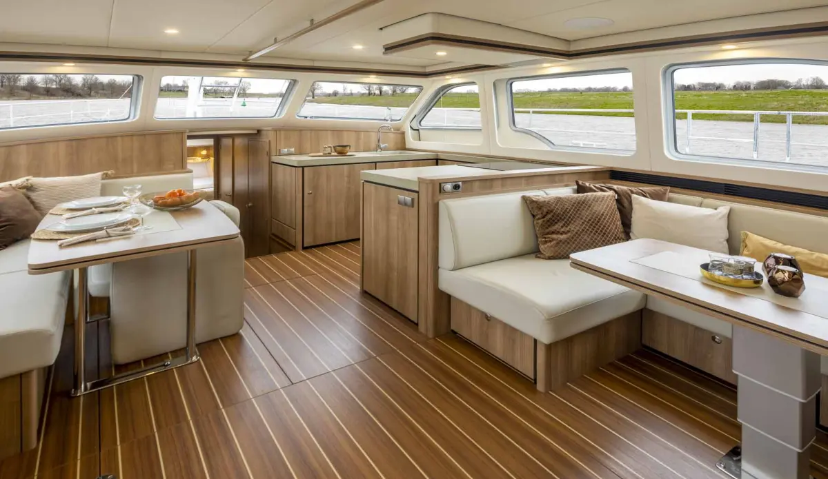 Linssen Grand Sturdy 550 AC Variotop, zithoek en keuken aan boord
