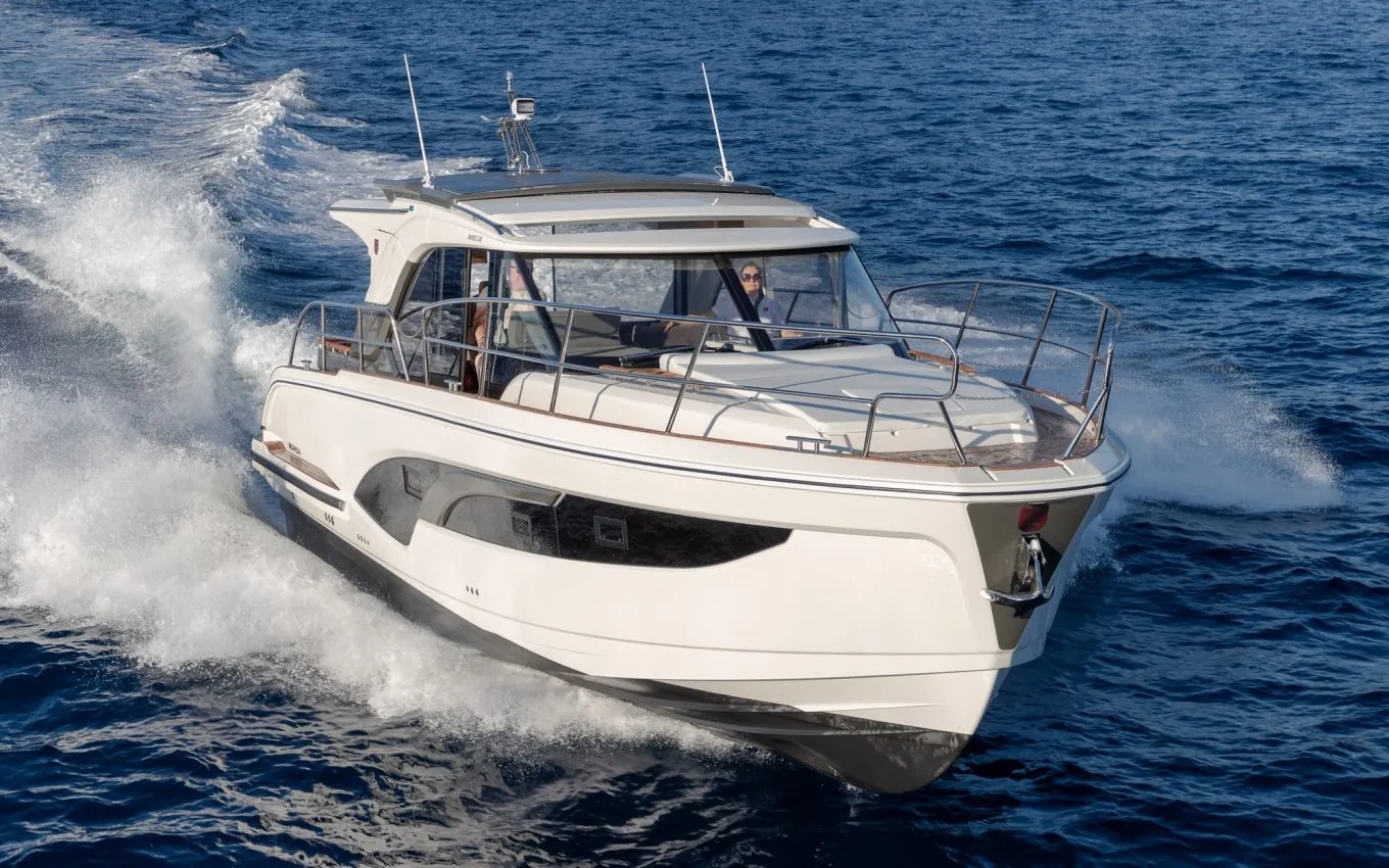 Marex 390, boot varend op zee