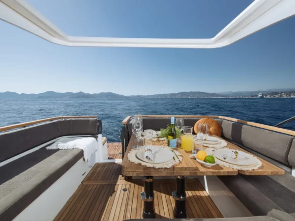 Marex 390, dektafel gedekt met uitzicht op zee