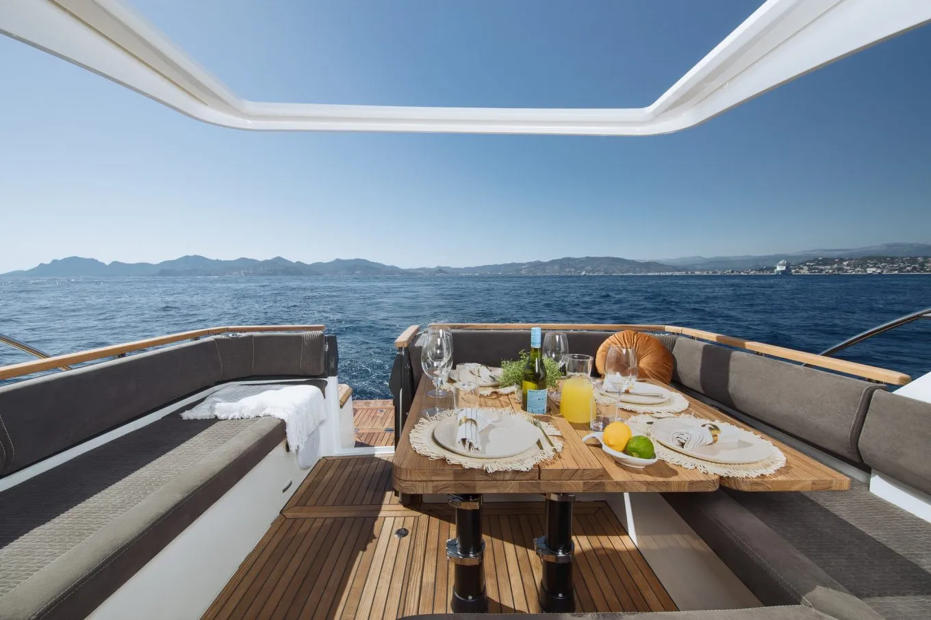 Marex 390, dektafel gedekt met uitzicht op zee