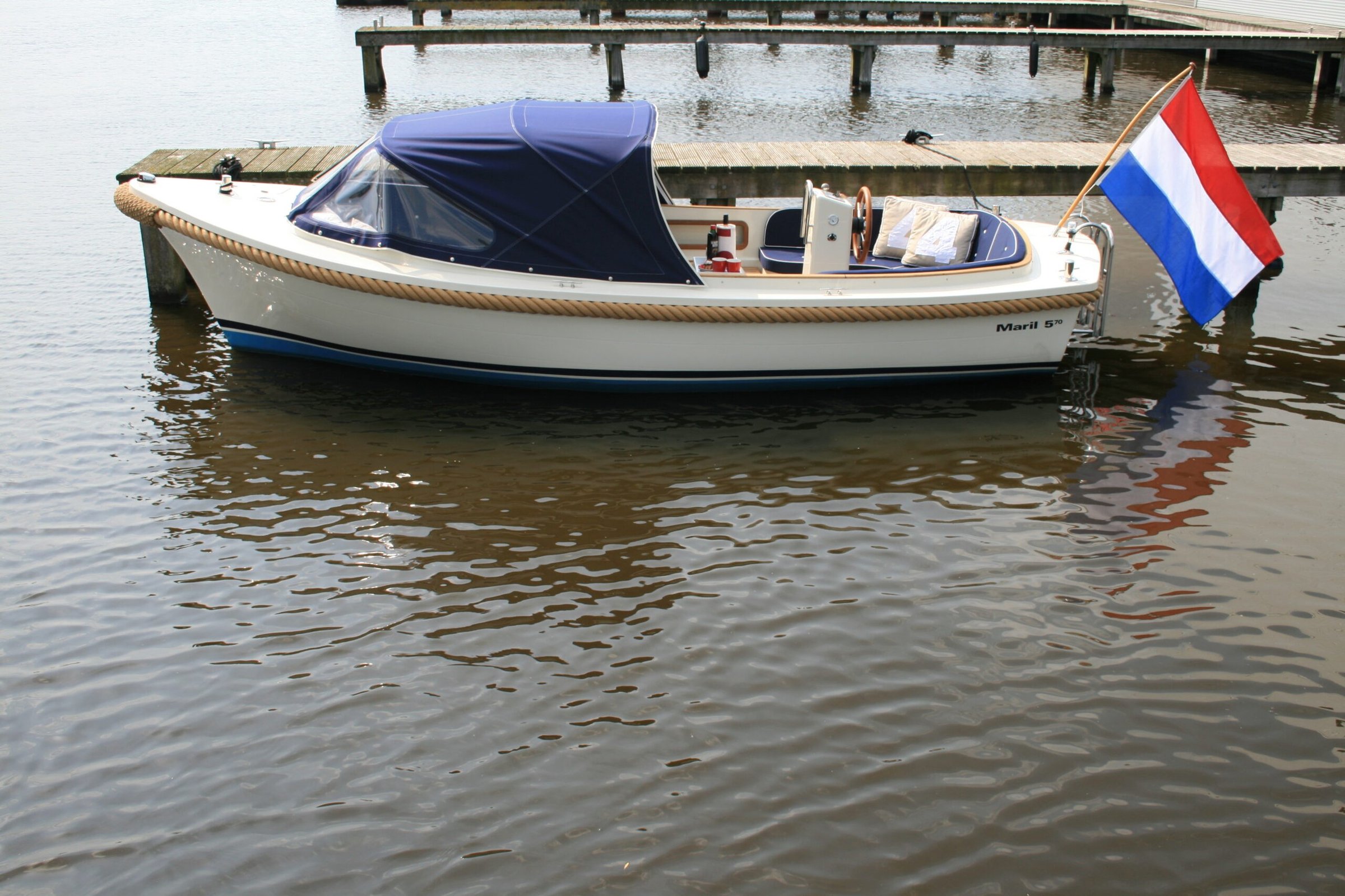 Maril 570, boot afgemeerd aan steiger